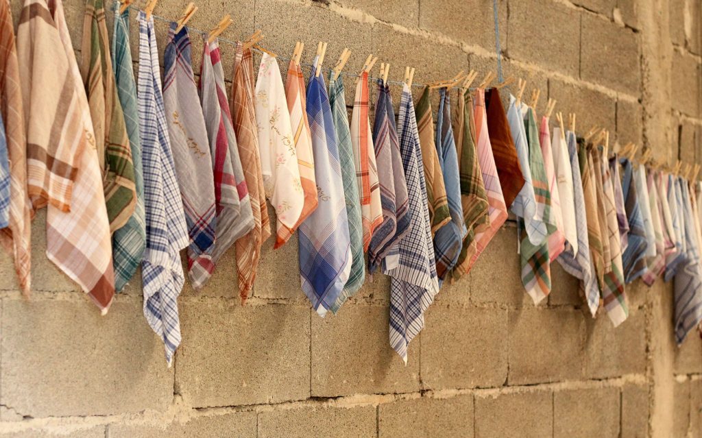 Des mouchoirs à carreaux suspendus avec des pinces à linge.