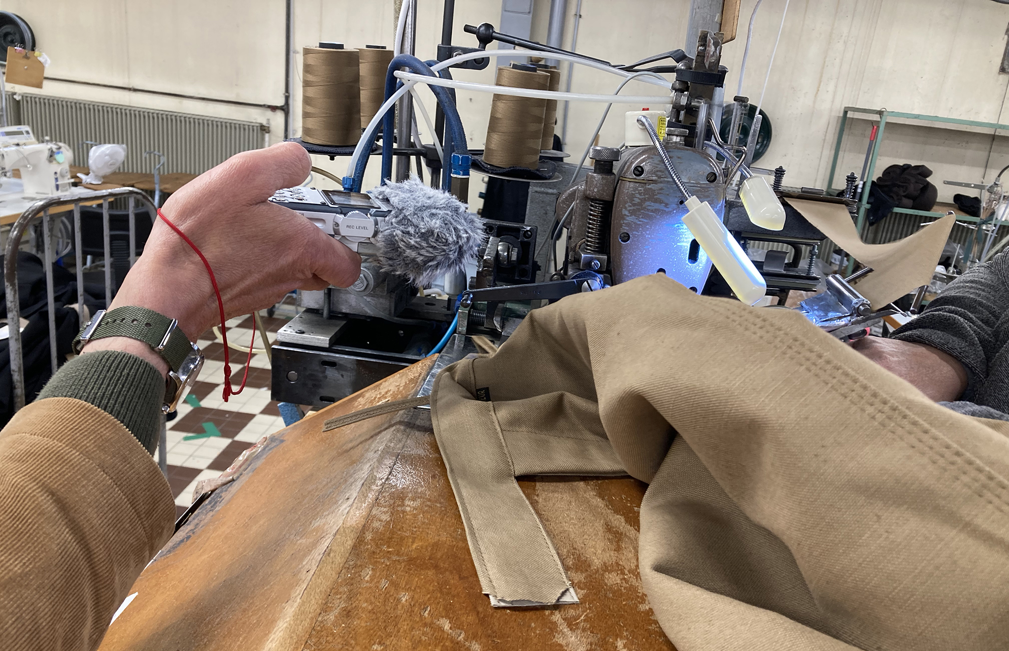 un micro en train de prendre du son dans l'ateliee