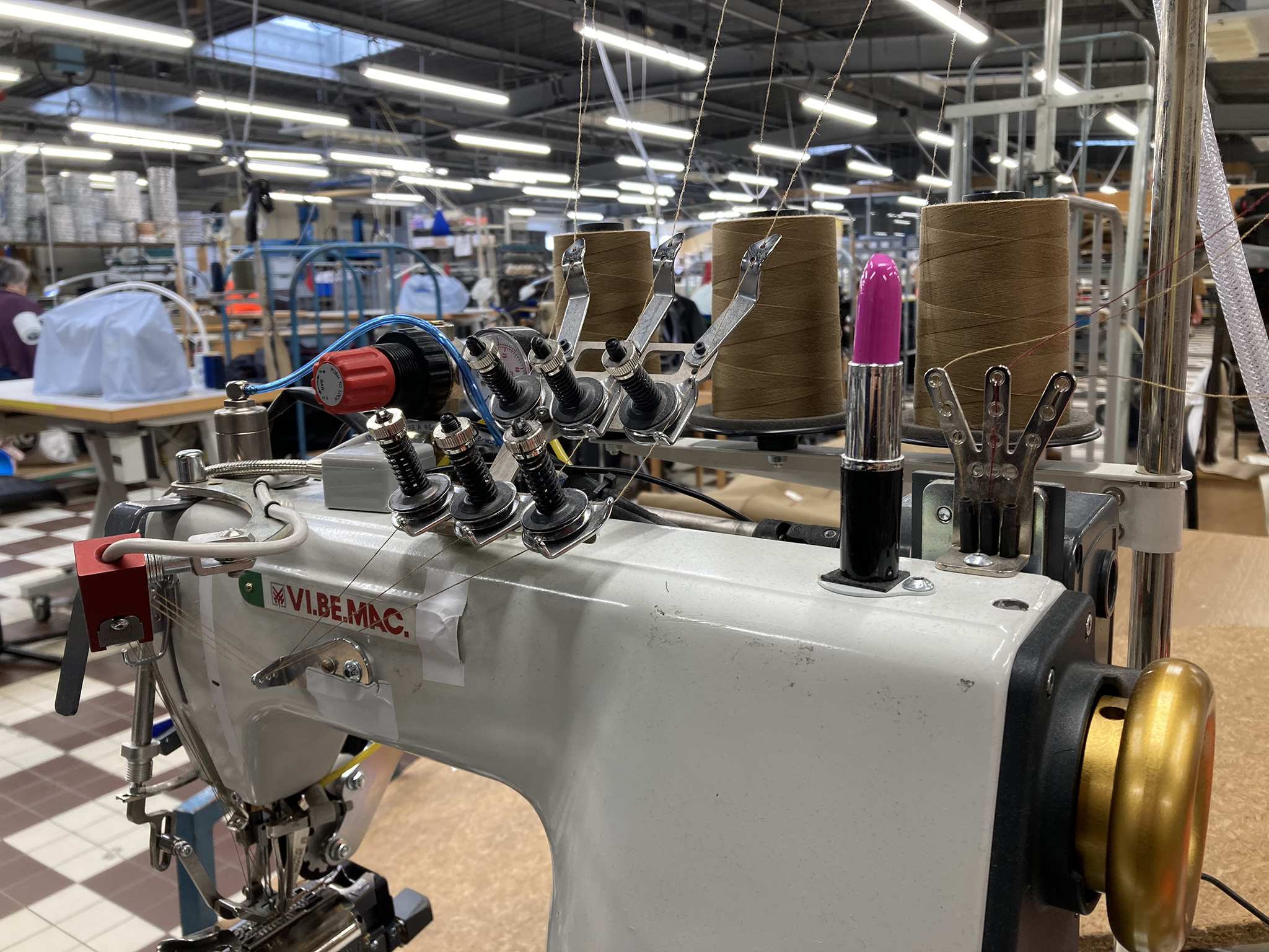 Une machine a coudre avec un tube de rouge à lèvre dessus.