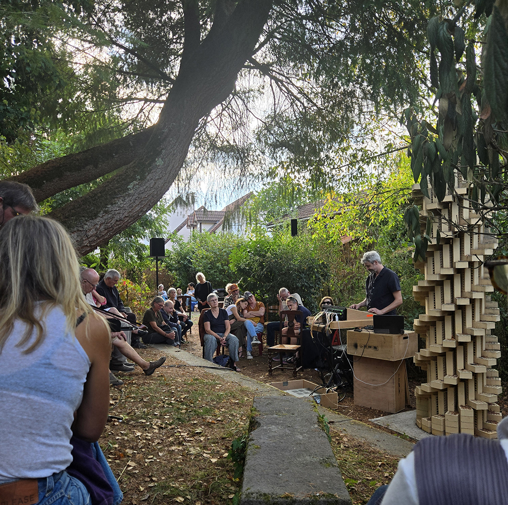 Concert en plein air de Quentin Marotine. Tout le monde à l'air heureux.